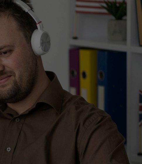 Polaznik na individualnom online času sa slušalicama