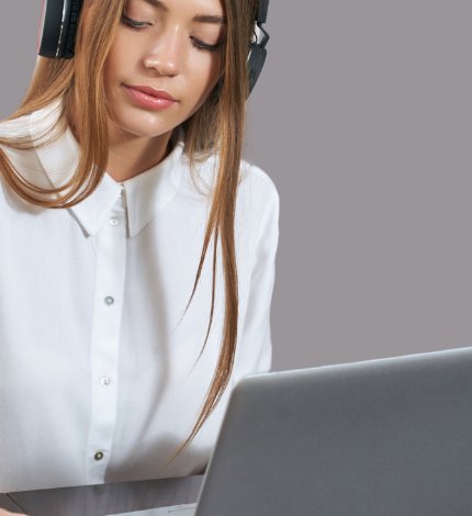 Polaznica online kursa sa slušalicama