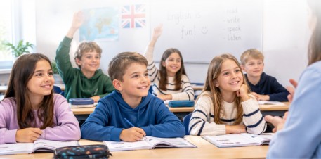 Učenici osnovne škole dižu ruke na času engleskog